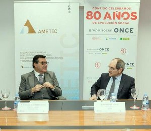 Martínez  Donoso (a la izquierda) y Pedro Mier, en la firma de la renovación del convenio