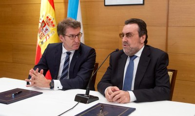 Miguel Carballeda se dirige a los asistentes, tras la firma, acompañado por Núñez Feijoó 