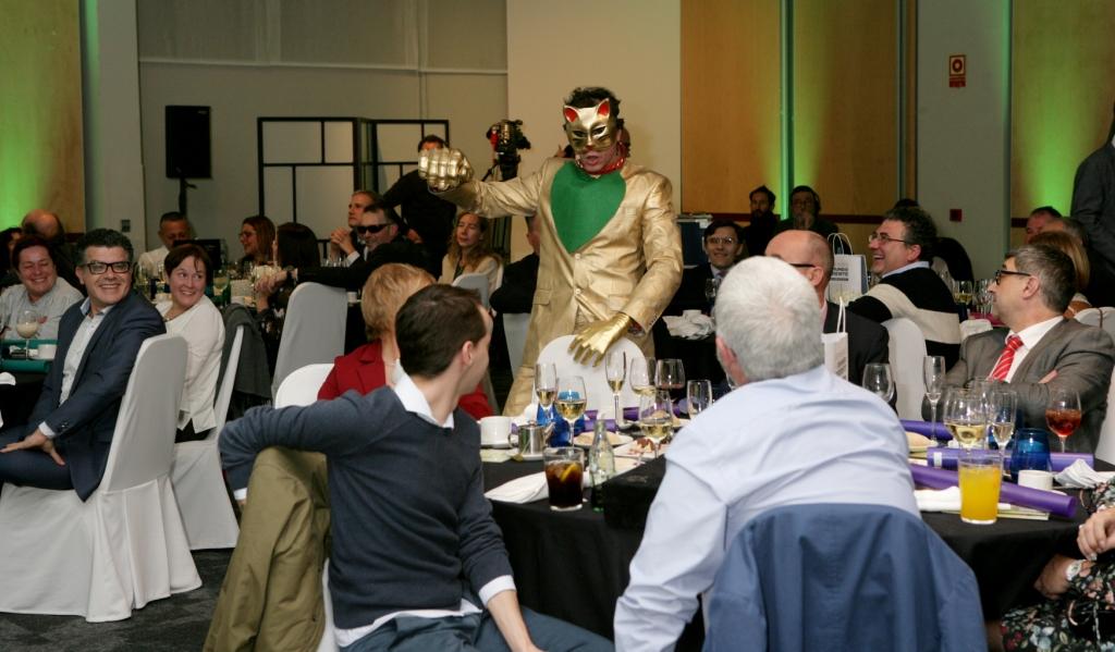 Momento de la actuación del grupo Yllana en la cena de gala