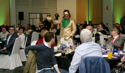 Momento de la actuación del grupo Yllana en la cena de gala