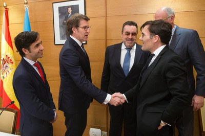 Núñez Feijoó saluda al vicepresidente ejecutivo de Fundación ONCE, Alberto Durán, en presencia de Miguel Carballeda (en el centro)