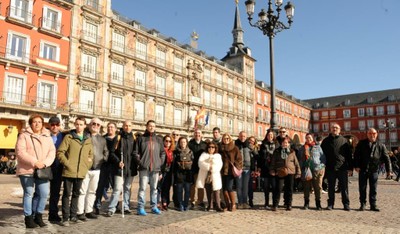 Parte del grupo durante su visita turística en la Plaza Mayor de Madrid