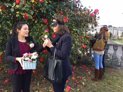 Participantes en la experiencia durante el recorrido de reconocimiento multisensorial de las camelias
