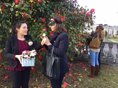 Participantes en la experiencia durante el recorrido de reconocimiento multisensorial de las camelias