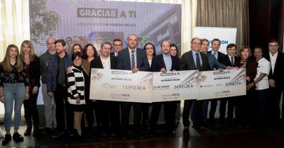 Representantes de los trabajadores de ILUNION Hotels y de Fundación ONCE posan, tras la entrega de la donación, con los de las tres entidades favorecidas