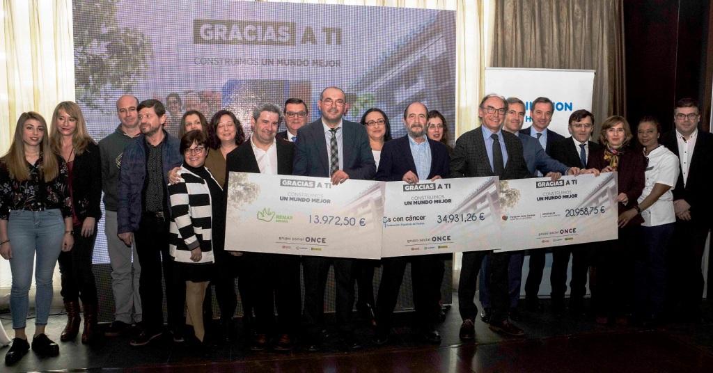 Representantes de los trabajadores de ILUNION Hotels y de Fundación ONCE posan, tras la entrega de la donación, con los de las tres entidades favorecidas