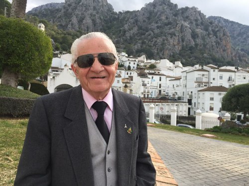 Trastoy con el perfil de Ubrique, su pueblo de adopción desde hace 35 años, al fondo