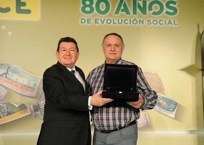 Ángel Sánchez y Joaquín Silvestre, recibiendo el galardón como mejor vendedor de la DT de Aragón
