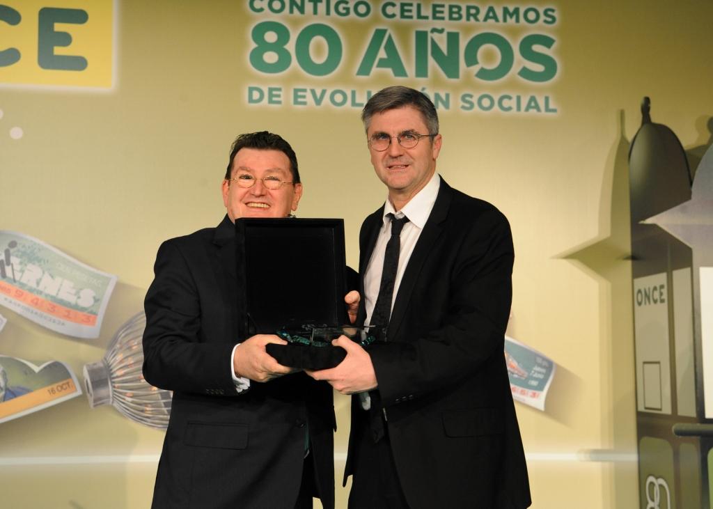 Juan Manuel Vázquez recibe el galardón como mejor vendedor de la DT de Asturias