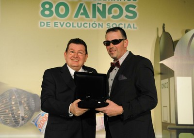 Feliu Picornell, mejor vendedor de la DT de Baleares, junto al director general