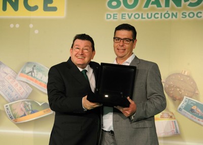Ismael Barrera recibe el galardón como mejor vendedor de la DZ de Cádiz