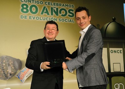 Servando Prieto recibe el galardón como mejor vendedor de la DT de Cantabria