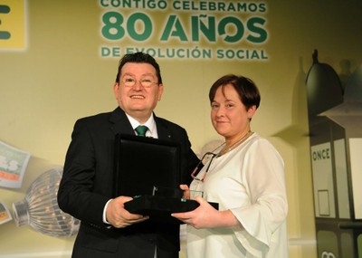 María Rosa Salazar recibe el galardón como mejor vendedora de Castilla y León