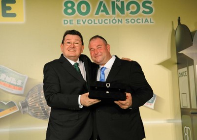 Carmelo Torres recibe el galardón como mejor vendedor de la DZ de Granada