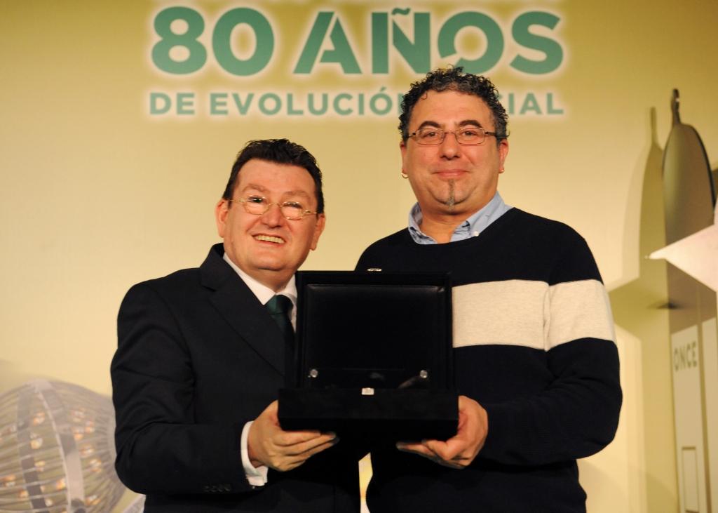 Eugenio Ortiz recibe el galardón como mejor vendedor en la DT de La Rioja
