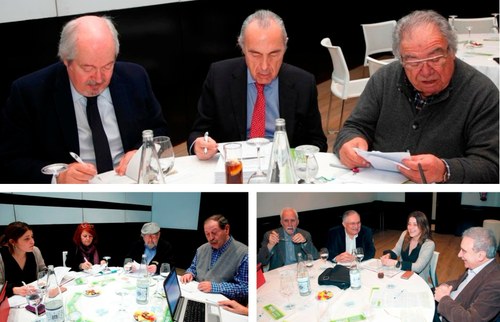 Los distintos jurados durante las deliberaciones del fallo