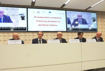 De izquierda a derecha, Luis Cayo Pérez, Rodríguez-Zapatero, Montorno, Alberto Durán y Antonio Pradas, en la mesa presidencial del acto