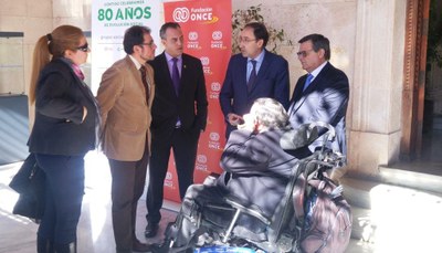 El alcalde (segundo por la derecha, de pie) recibe a los responsables de la ONCE y su Fundación a las puertas del Consistorio