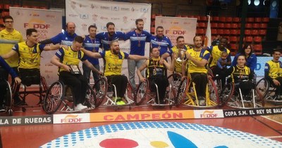 El equipo al completo posa con la Copa que obtiene por decimoséptima vez