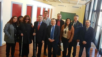 El grupo de representantes del PSOE y los responsables de ONCE Madrid posan durante la visita a las instalaciones de la Territorial