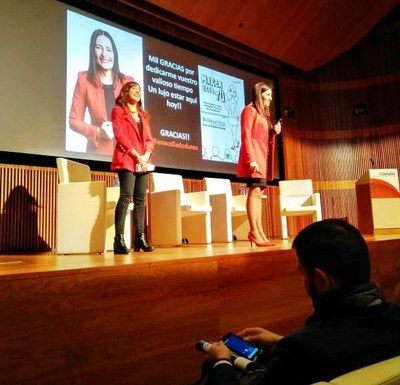 Eva Collado, sobre el escenario, expone su ponencia durante el transcurso de la jornada