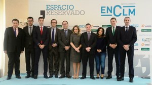 Foto de familia de los organizadores del encuentro, con Hernández Yebra (a la izquierda) y García-Page (cuarto por la derecha)