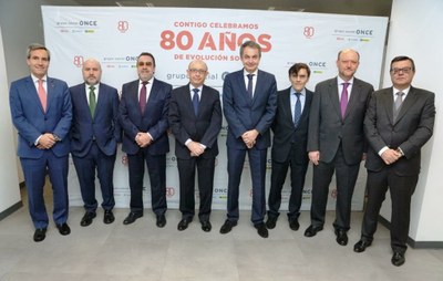 Foto de familia de Montoro y Zapatero (en el centro) con el resto de personalidades participantes en el encuentro