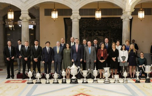 Foto de familia de todos los premiados junto a los reyes