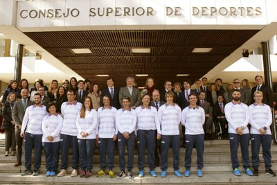 Foto de familia del equipo con las autoridades a la puerta del Consejo Superior de Deportes