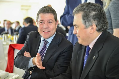 García-Page (a la izquierda) conversa con el delegado de la ONCE en Castilla-La Mancha en el transcurso del acto