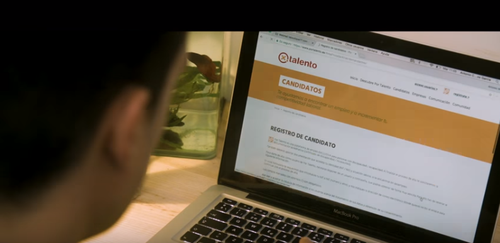 Imagen capturada del protagonista del vídeo colgado en Youtube, consultando el portal de Internet en su ordenador