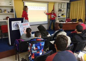 Las profesoras de la ONCE explican a los escolares los fundamentos del sistema braille de lecto-escritura a base de puntos