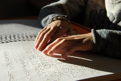 Leer en braille con las yemas de los dedos