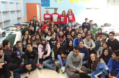 Los cuatro monitores que han conducido las jornadas (al fondo) posan junto a uno de los grupos de alumnos participantes