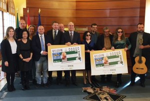 Los participantes en la presentación del cupón del 28 de febrero posan con su reproducción enmarcada