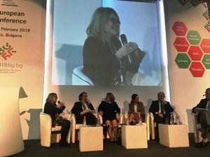 María Tussy (reflejada en la pantalla sobre el escenario), durante su intervención en la clausura de la conferencia