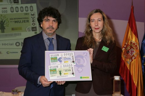 Mario Garcés y Patricia Sanz muestran los cupones dedicados