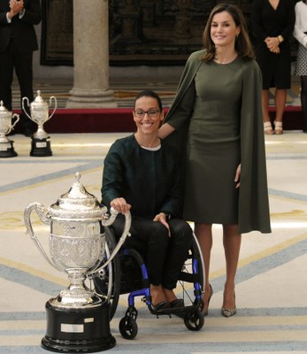 Teresa Perales y la reina Letizia en el momento de recoger el premio