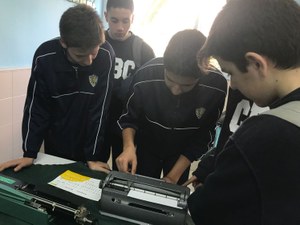 Un grupo de alumnos comprueba el funcionamiento de una máquina Perkins