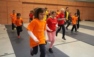 Un grupo de niños y niñas afiliados practicando la carrera durante el encuentro