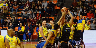 Un jugador del ILUNION lanza a canasta rodeado de contrarios del equipo canario (de amarillo)