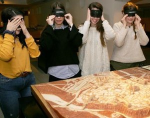 Alumnas del Grado de Historia  del Arte ante la maqueta de Toledo