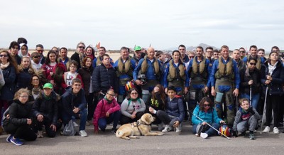 Foto de los jóvenes con la Patrulla acrobática "Águila"