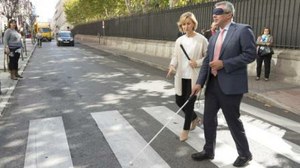 Una Tecnico de Rehabilitación ONCE muestra cómo se utiliza el bastón blanco