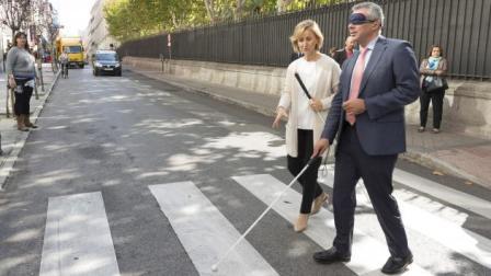 Una Tecnico de Rehabilitación ONCE muestra cómo se utiliza el bastón blanco