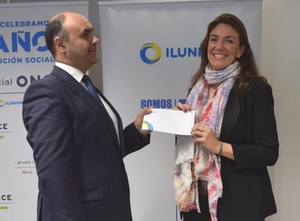 Antonio Barea entrega el cheque a Elisa Cuadrado 