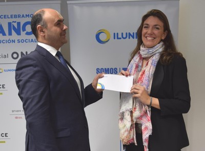 Antonio Barea entrega el cheque a Elisa Cuadrado 