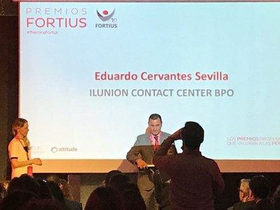 Eduardo Cervantes recogiendo el premio
