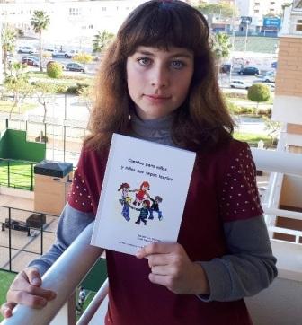 Laura Varo con su libro en las manos