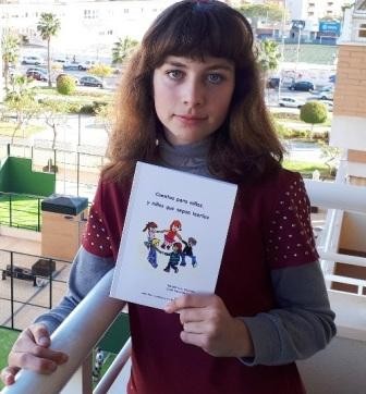 Laura Varo con su libro en las manos